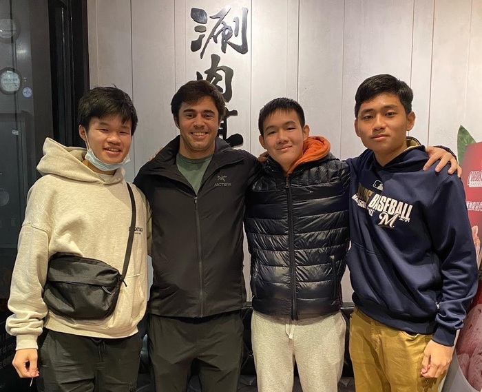 111學年度清華將星新生與外籍軍校生在新竹市餐敘，王御諺立於右側。