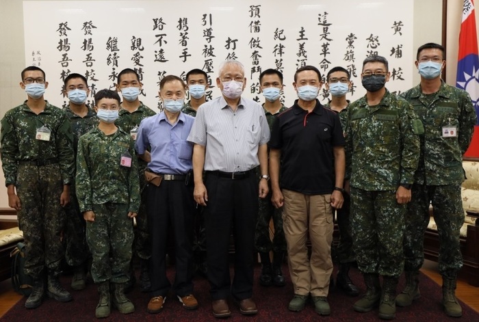 111學年度入學清華將星新生入伍訓，清華資深副校長戴念華教授(前排中)赴陸軍官校營區探訪，蕭愛立於前排左。