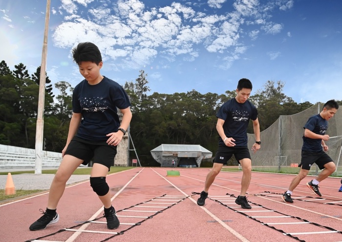 110學年度清華國防學士班每週五的國防體能訓練課，陳彤在躍進隊伍最左。
