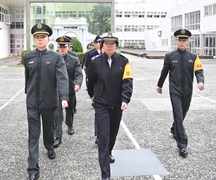 清華國防學士班生每週末上午在光復校區廣場出基本教練，左一為陳致詠。