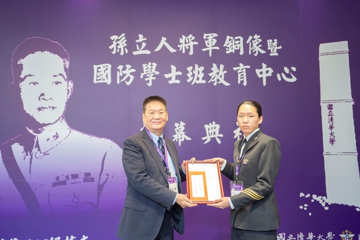 110學年度賴羿萁獲頒陳慶堃青天白日錨鍊獎學金，由陳慶堃將軍哲嗣陳永嘉董事長親自頒發；賴羿萁111學年度品學兼優，再度榮獲清華國防學士班另一專屬獎學金：沈崇誨烈士忠義獎學金。