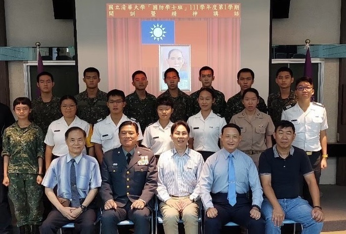111學年度第1學期清華國防學士班開訓典禮由班主任教務長巫永賢教授(前排中)主持，涂效誠立於後排中。
