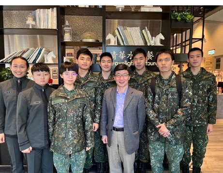 清華榮譽將星學者陳勁甫教授(前排便裝，美國維吉尼亞軍校VMI畢業)與授業學生餐敘，陳昱安立於前排右。